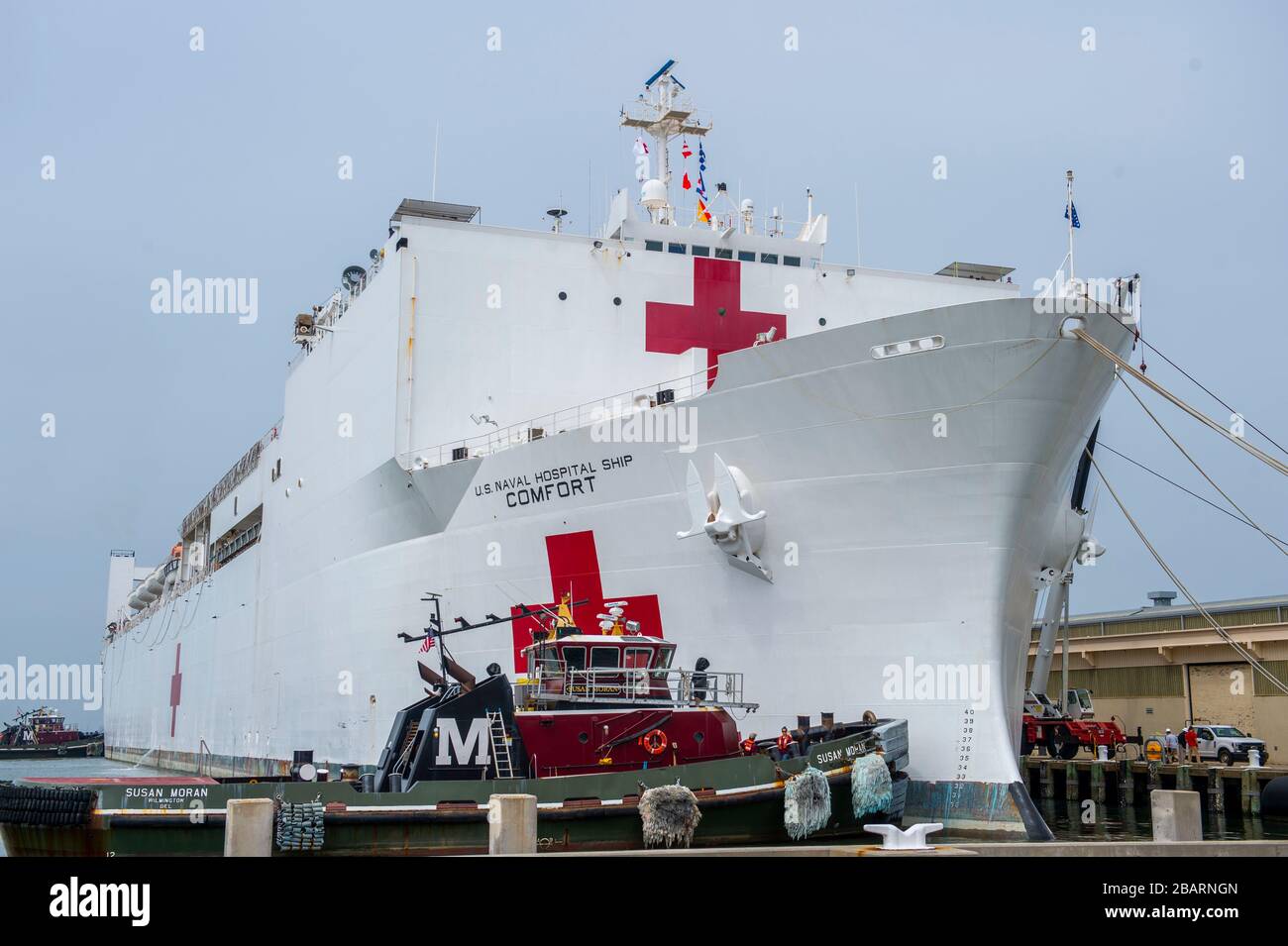 Norfolk, Vereinigte Staaten Von Amerika. März 2020. Norfolk, Vereinigte Staaten von Amerika. März 2020. Das Lazarettschiff USNS Comfort der US Navy Military Sealift Command startet am 28. März 2020 in Norfolk, Virginia, an der Marinestation Norfolk. Der Comfort wird in New York eingesetzt, um die COVID-19-Reaktionsbemühungen des Landes zu unterstützen. Kredit: Jonathan Clay/USA Navy Foto/Alamy Live News Stockfoto