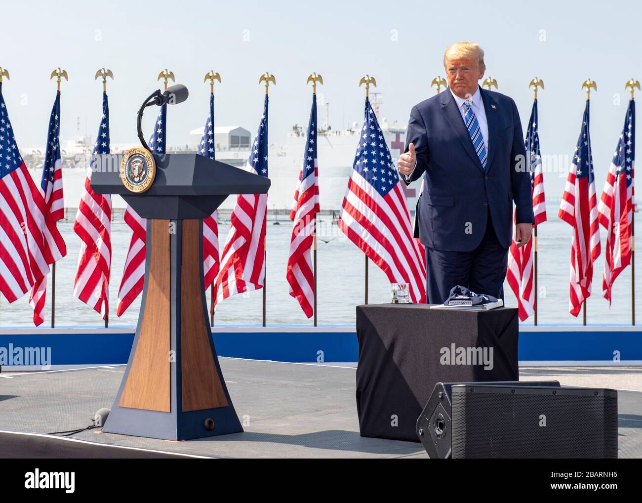 Norfolk, USA. März 2020. Norfolk, USA. März 2020. US-Präsident Donald Trump zeigt sich bei einem Besuch beim Militär-Sealift-Kommando-Lazarettschiff USNS Comfort auf der Naval Station Norfolk am 28. März 2020 in Norfolk, Virginia, mit den Daumen hoch. Der Comfort wird in New York eingesetzt, um die COVID-19-Reaktionsbemühungen des Landes zu unterstützen. Kredit: Mike DiMestico/USA Navy Foto/Alamy Live News Stockfoto