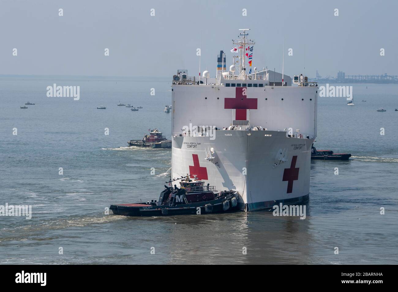 Norfolk, Vereinigte Staaten Von Amerika. März 2020. Norfolk, Vereinigte Staaten von Amerika. März 2020. Das Lazarettschiff USNS Comfort der US Navy Military Sealift Command startet am 28. März 2020 in Norfolk, Virginia, an der Marinestation Norfolk. Der Comfort wird in New York eingesetzt, um die COVID-19-Reaktionsbemühungen des Landes zu unterstützen. Kredit: Keia Randall/USA Navy Foto/Alamy Live News Stockfoto