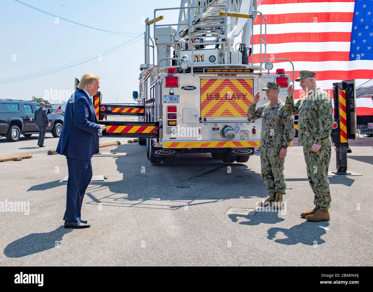 Norfolk, USA. März 2020. Norfolk, USA. März 2020. ADM der US-Marine. Christopher Grady, Commander, Fleet Forces Command and Naval Forces Northern Command, Right und Vice ADM. Woody Lewis, Commander, 2nd Fleet grüßt Präsident Donald Trump bei einem Besuch, um das Militär-Sealift-Kommando-Lazarettschiff USNS Comfort auf der Naval Station Norfolk vom 28. März 2020 in Norfolk, Virginia, zu sehen. Der Comfort wird in New York eingesetzt, um die COVID-19-Reaktionsbemühungen des Landes zu unterstützen. Kredit: Mike DiMestico/USA Navy Foto/Alamy Live News Stockfoto