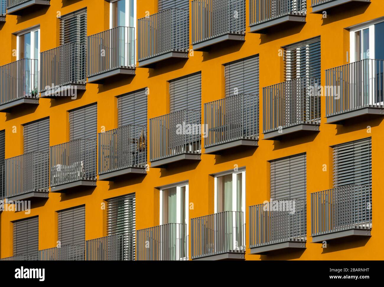 Fassade eines modernen städtischen Wohnhauses Stockfoto
