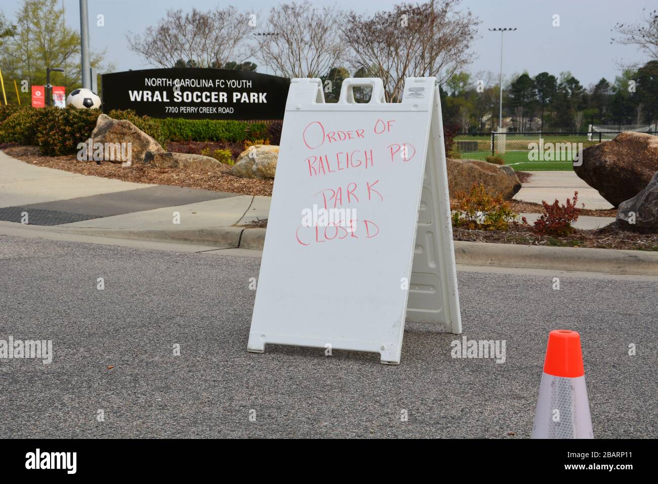 Die Stadt von Raleigh NC schließt Fußballfelder und andere Parks, in denen sich große Gruppen versammeln, um die Ausbreitung von Coronavirus Covid-19 zu verhindern Stockfoto