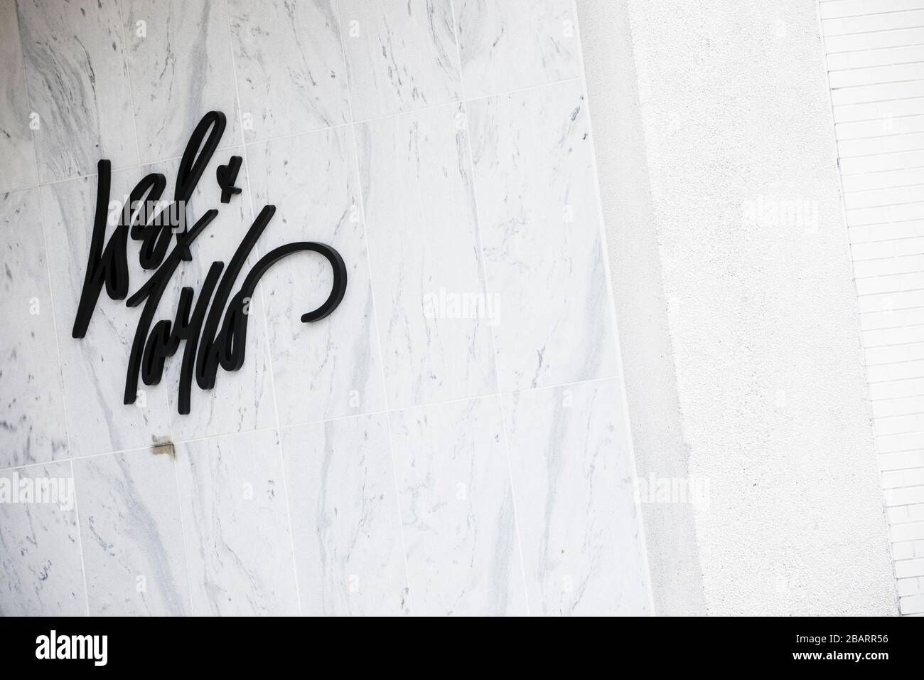 Ein Logo außerhalb eines Lord & Taylor Einzelhandelsstandorts in Fairfax, Virginia, am 22. März 2020. Stockfoto