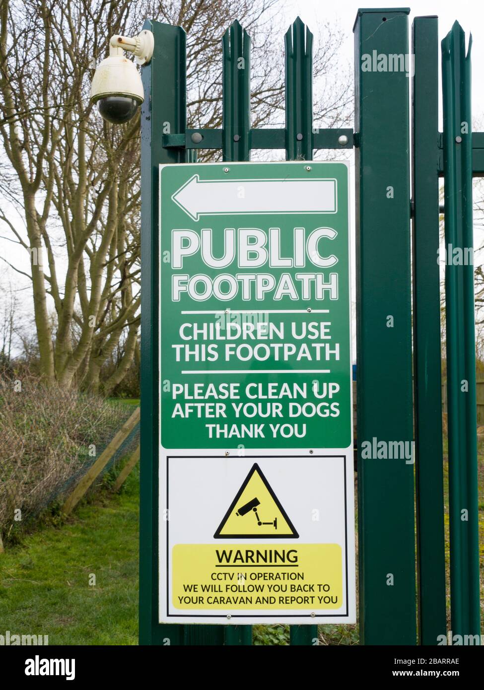 Fußweg mit cctv und Schild neben Caravan Park, Sutton on Sea, Lincoln, Großbritannien Stockfoto