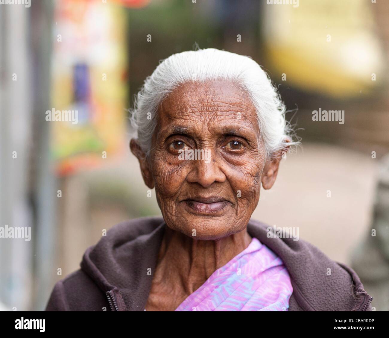 Porträt einer älteren einheimischen Frau, die seit über 70 Jahren im Green House Guesthouse in Dalhousie im Hügelland Sri Lankas arbeitet Stockfoto
