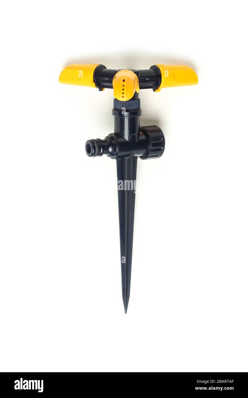 Kunststoffsprinkler für automatische Bewässerung im Garten isoliert auf weiß Stockfoto
