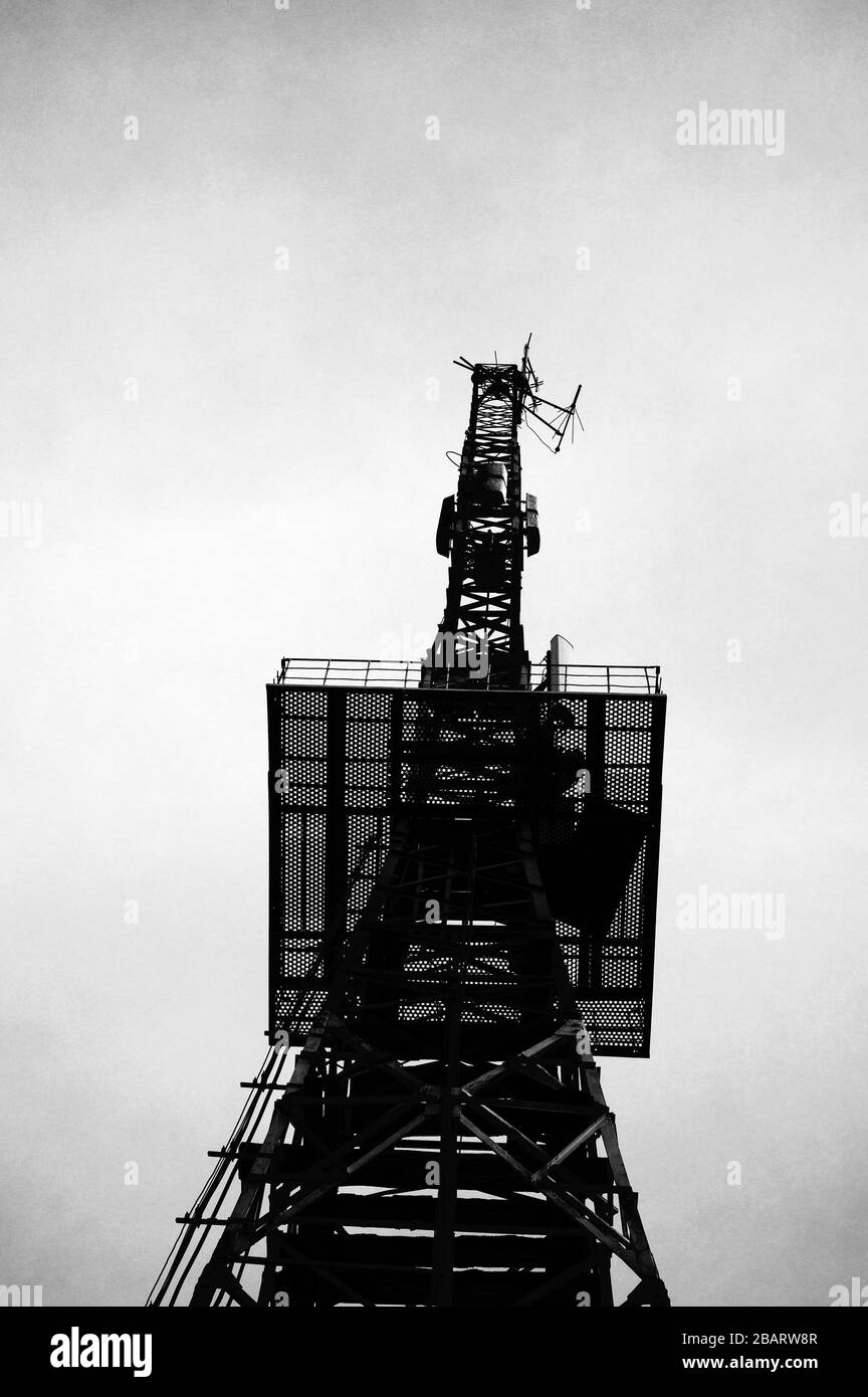 Relaisturm gegen den Himmel. Schwarzweißfotografie Stockfoto