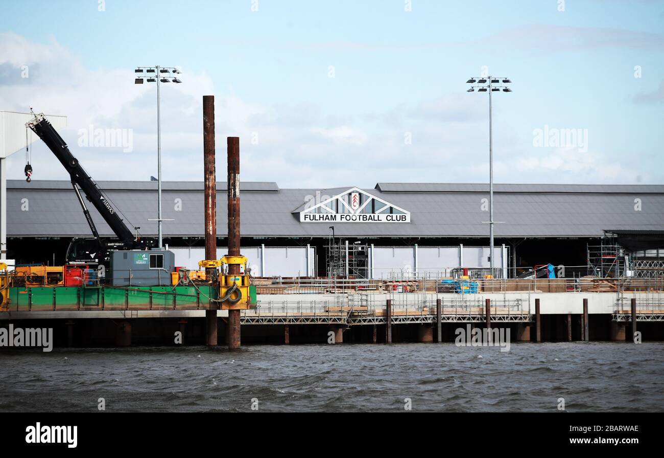 Allgemeine Ansicht von Craven Cottage, dem Sitz des Fulham Football Club, wo die Bauarbeiten wegen der Ausbreitung des Coronavirus gestoppt wurden. Stockfoto
