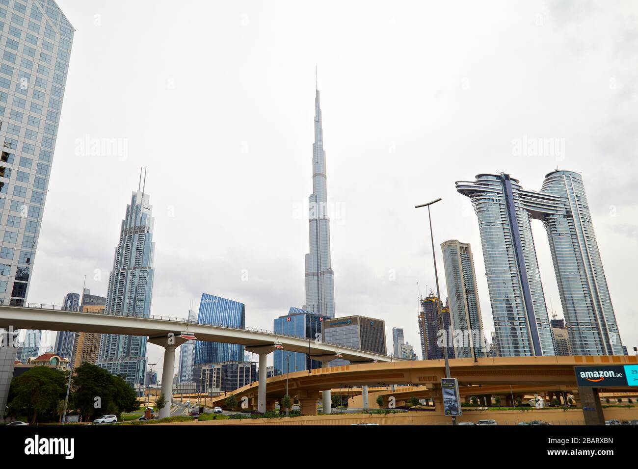 DUBAI, VEREINIGTE ARABISCHE EMIRATE - 21. NOVEMBER 2019: Burj Khalifa-Wolkenkratzer, Überflüge und moderne Gebäude an einem bewölkten Tag Stockfoto