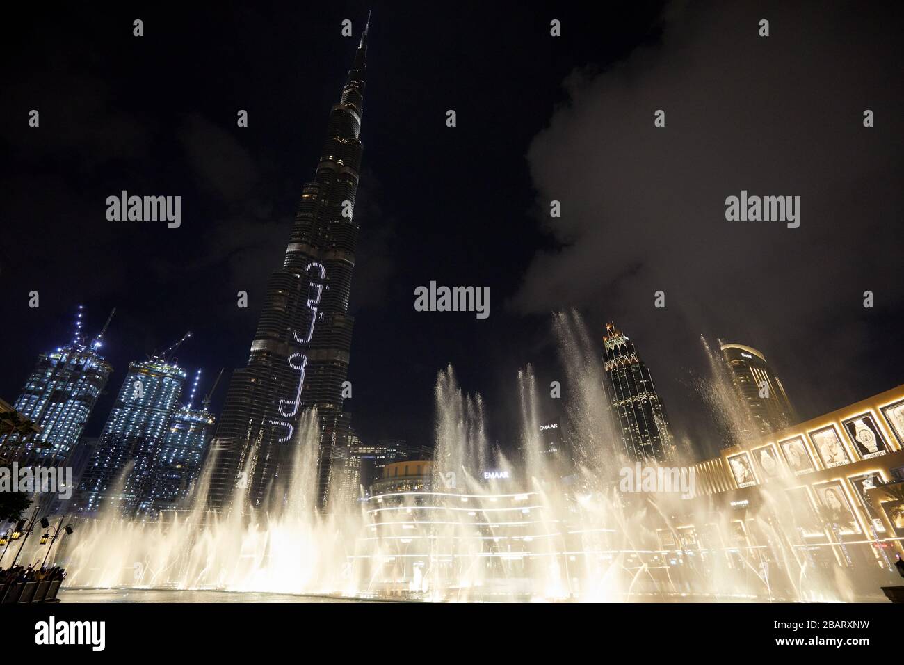 DUBAI, VEREINIGTE ARABISCHE EMIRATE - 21. NOVEMBER 2019: Burj Khalifa Wolkenkratzer und Springbrunnen werden nachts beleuchtet Stockfoto