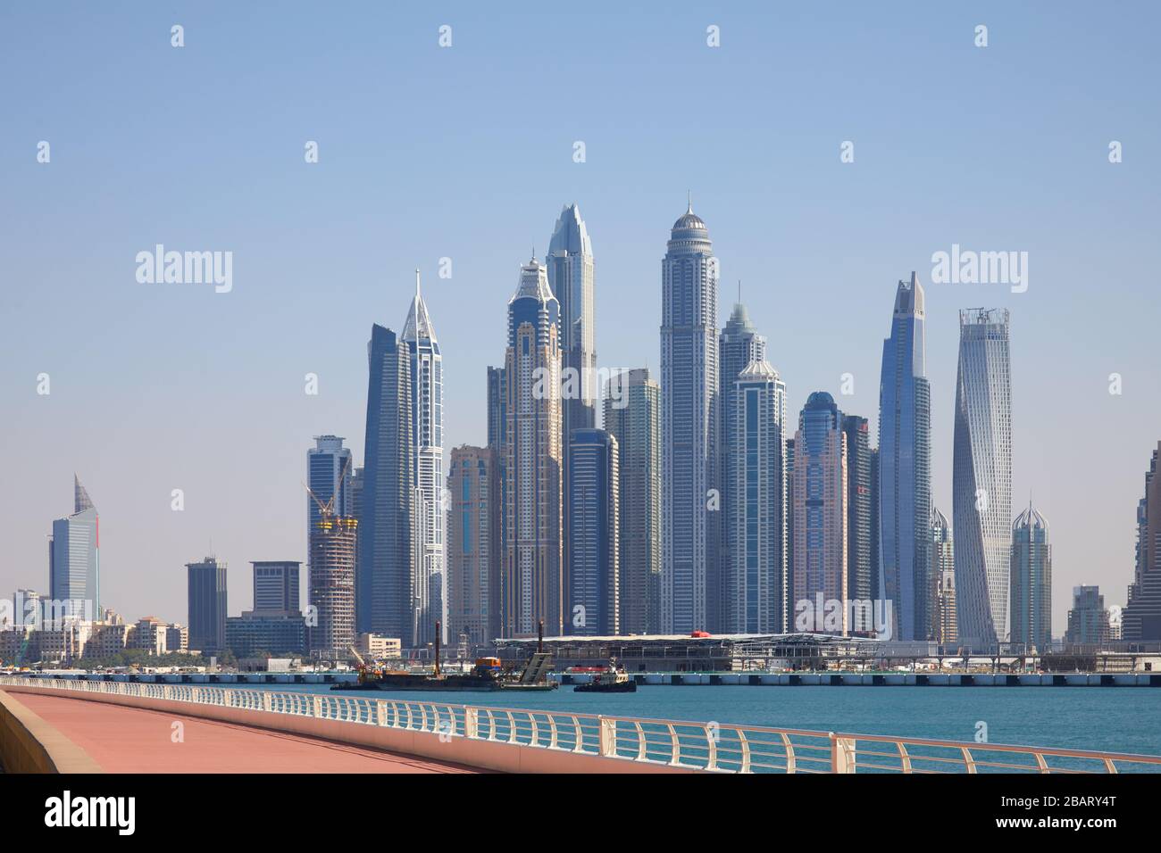 DUBAI, VEREINIGTE ARABISCHE EMIRATE - 22. NOVEMBER 2019: Skyline und Promenade von Dubai Marina an einem sonnigen Tag, blauer Himmel in Dubai Stockfoto