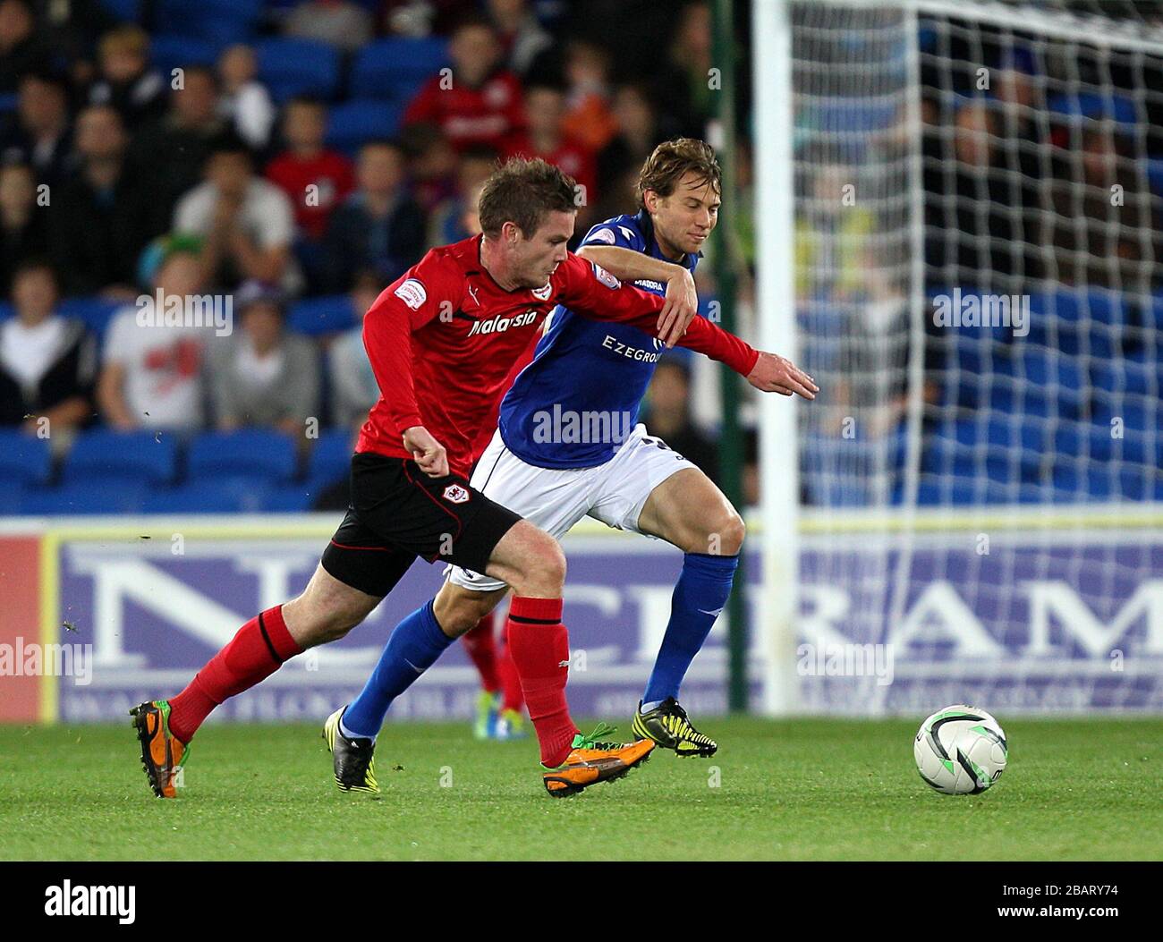 Jonathan Spector (rechts) von Birmingham City und Aron Gunnarsson von Cardiff City kämpfen um den Ball Stockfoto