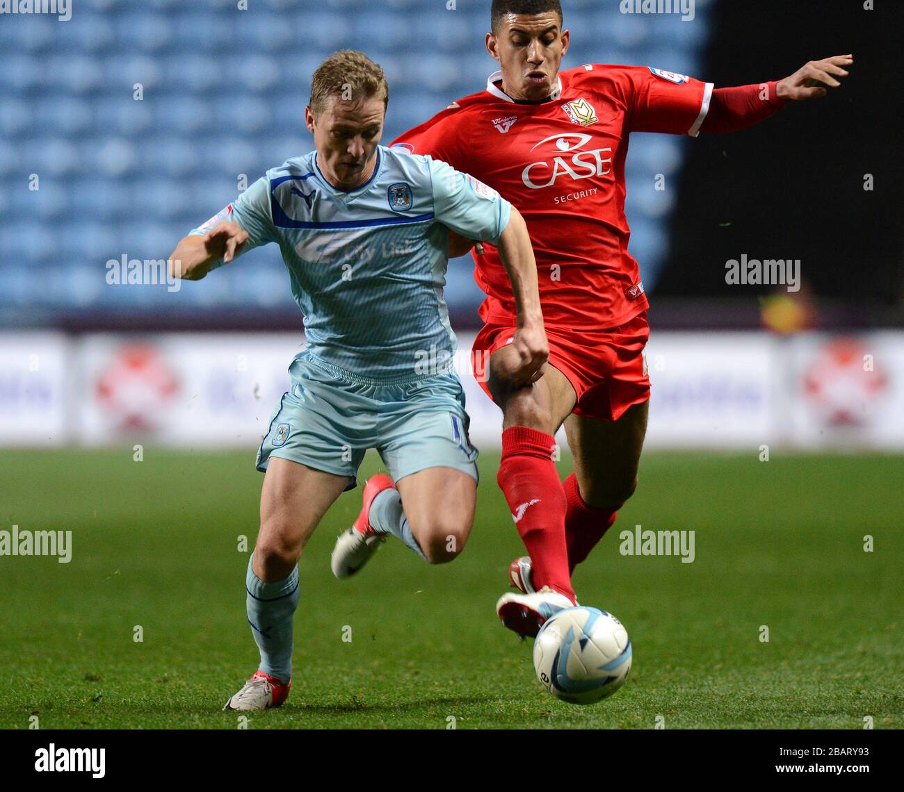 Gary McSheffrey von Coventry City und Daniel Powell von Milton Keynes Dons Stockfoto