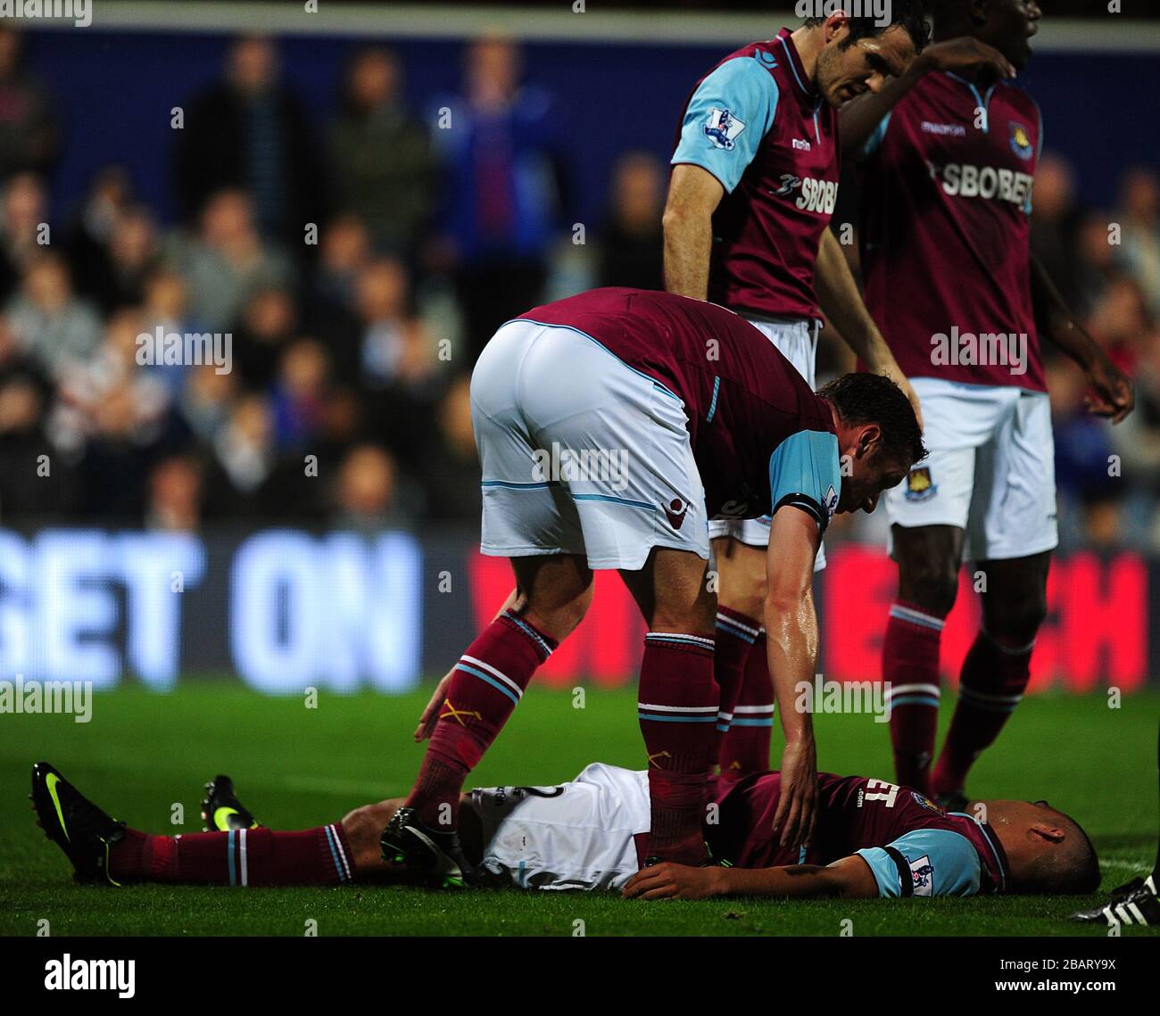 Winston Reid von West Ham United liegt verletzt auf dem Spielfeld Stockfoto