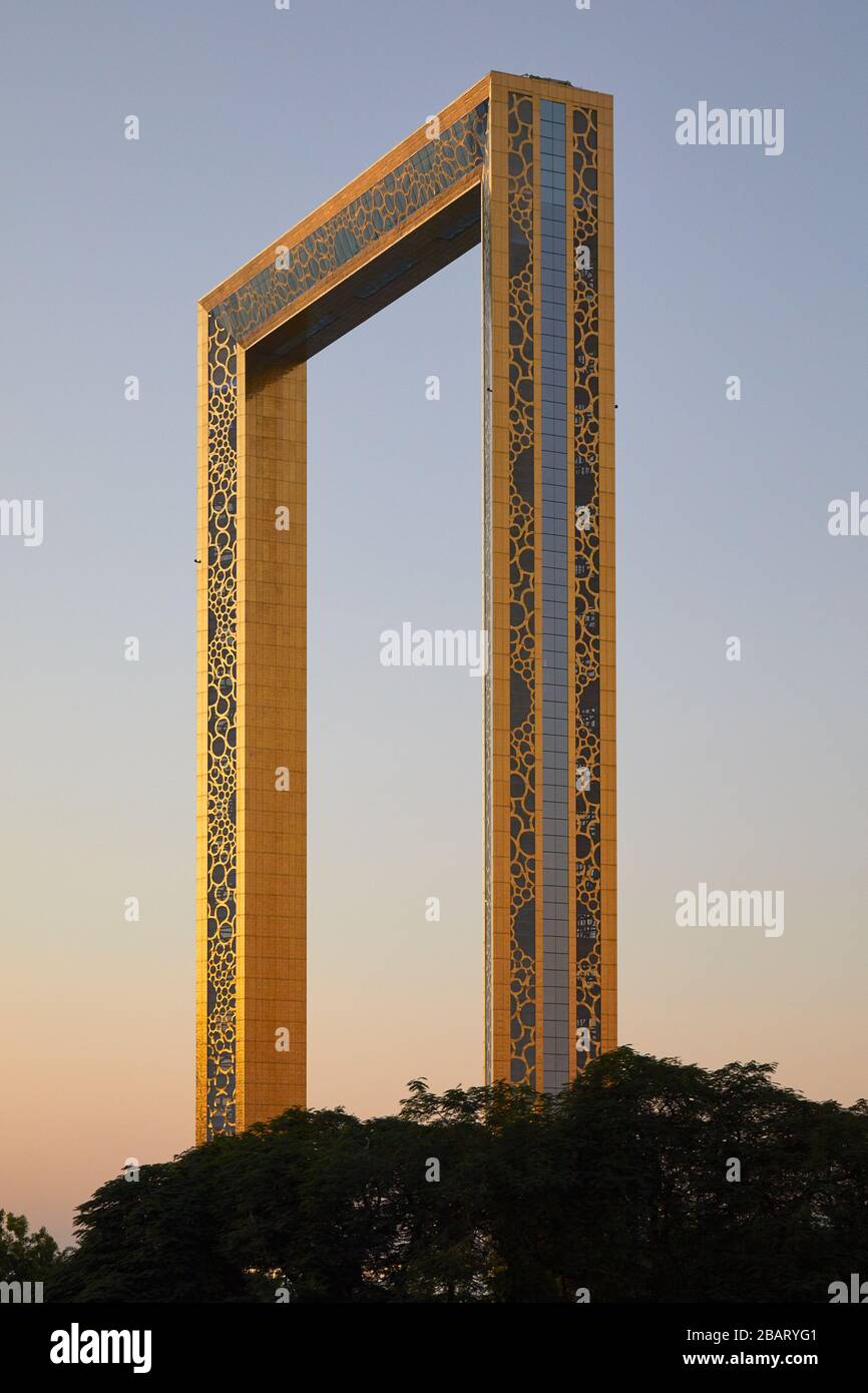 DUBAI, VEREINIGTE ARABISCHE EMIRATE - 22. NOVEMBER 2019: Dubai Frame, goldene Beobachtung Attraktion am Abend, klaren Himmel Stockfoto