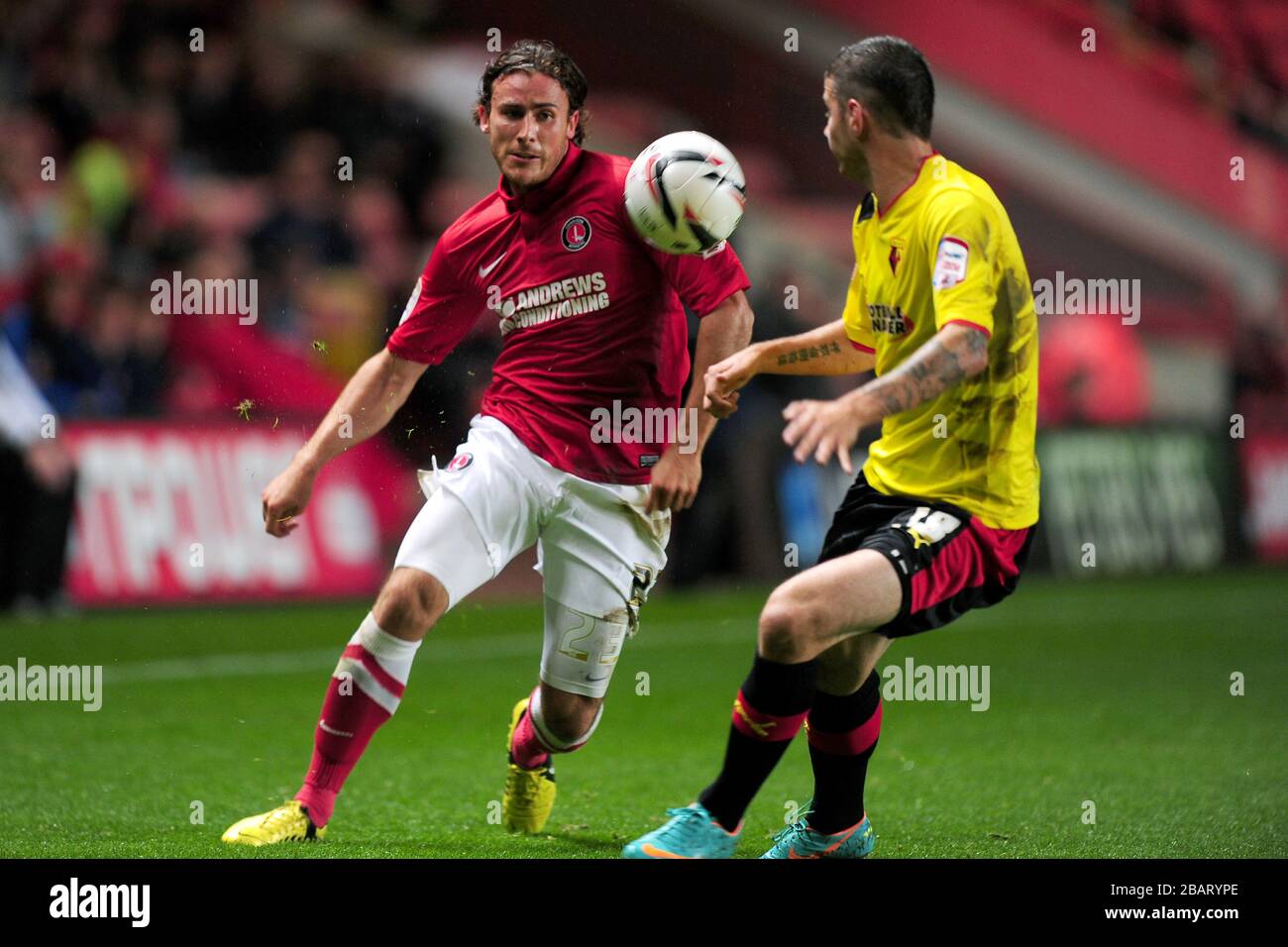 Der Kampf von Lawrie Wilson (l) und Watfords Daniel Pudil (r) von Charlton Athletic um den Ball Stockfoto