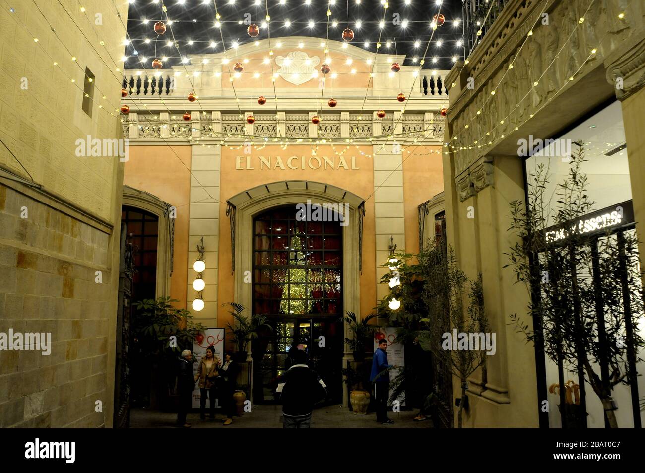 El Nacional, erlebt Restaurants, einen symbolträchtigen Ort mit der Luft eines alten Bahnhofs, der vier Arten von Küche in vier Räumen bietet. Paseo de Stockfoto