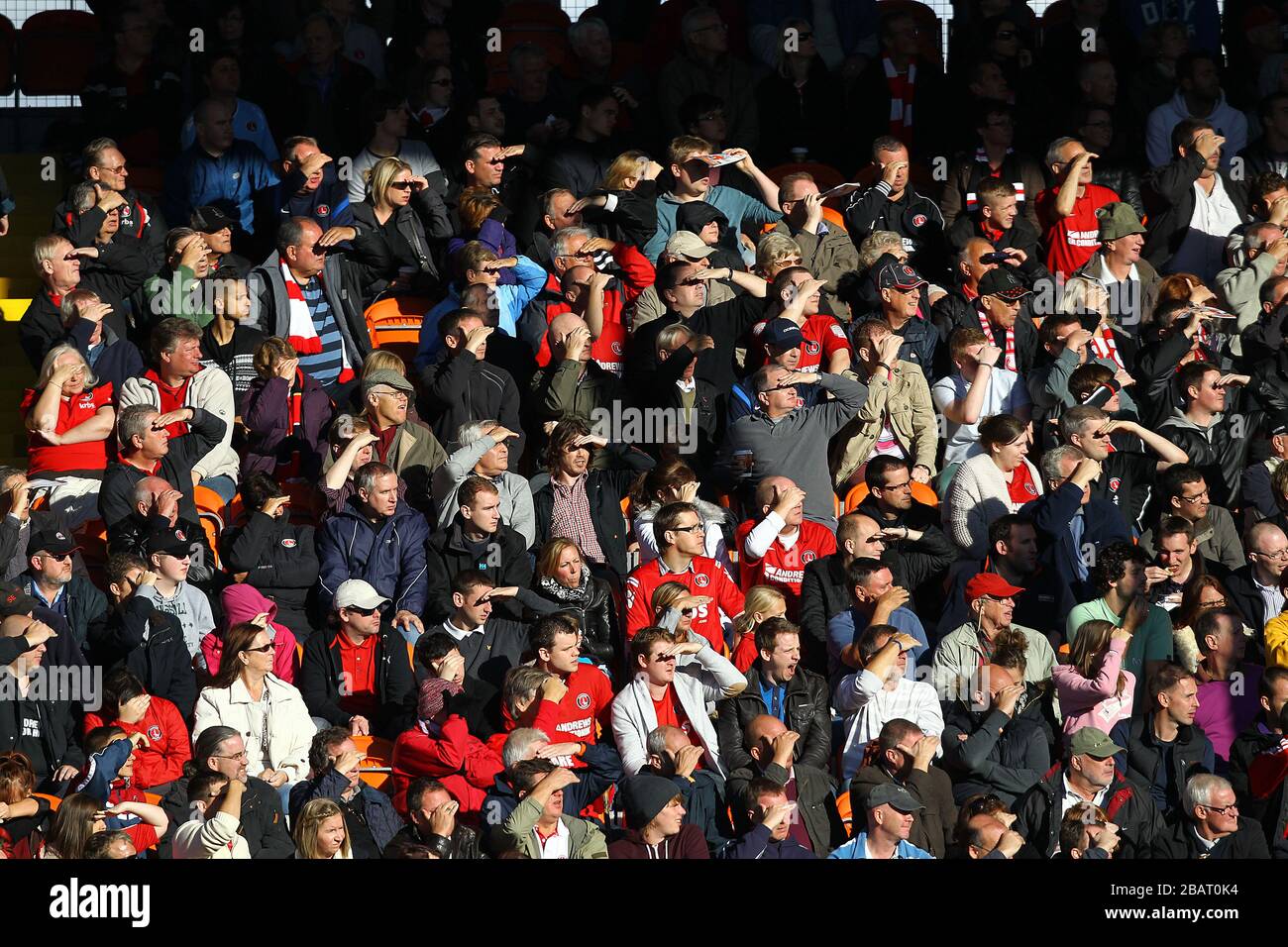 Die Fans von Charlton Athletic genießen die Sonne während des Spiels gegen Blackpool Stockfoto