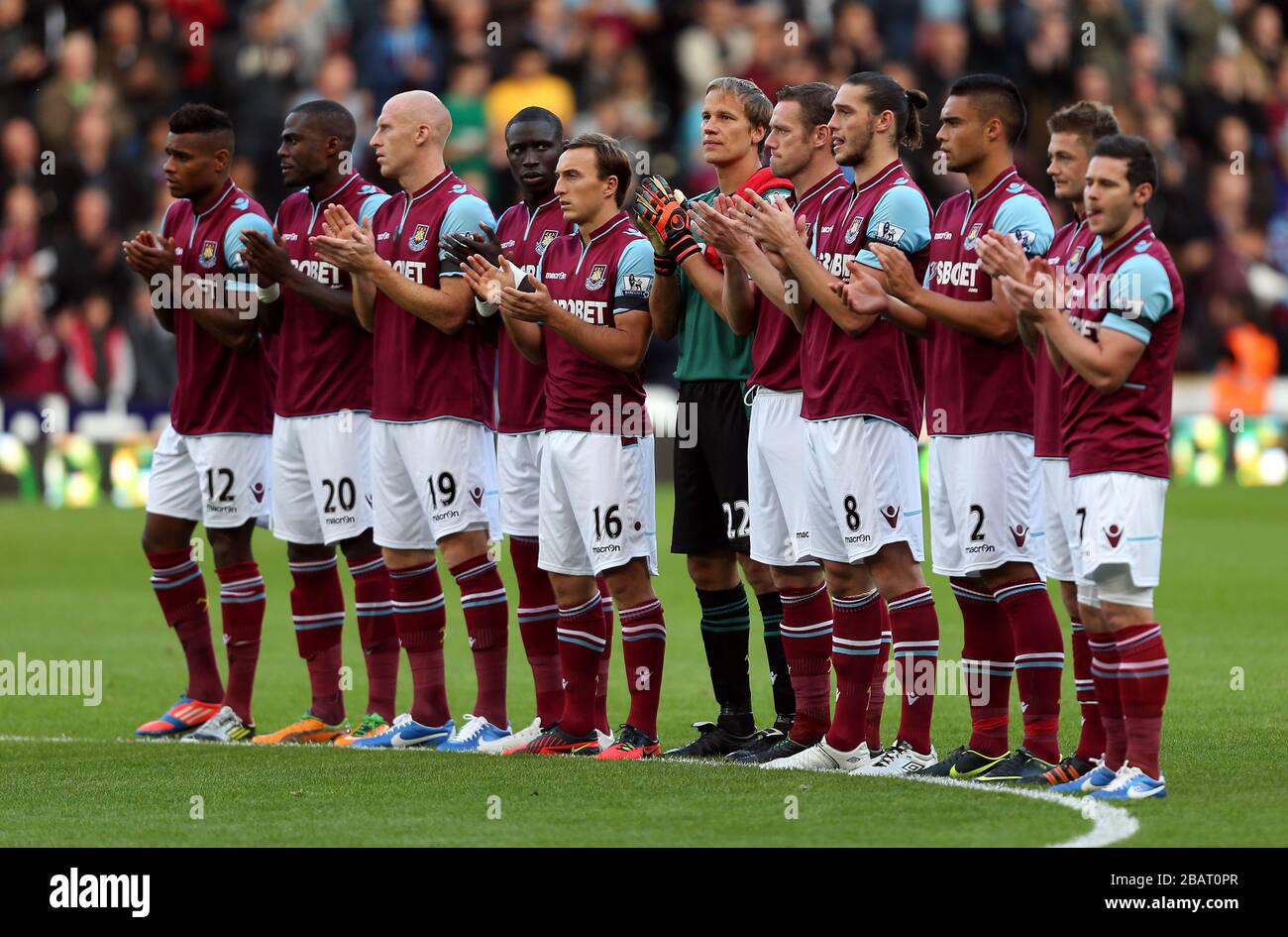 Spieler von West Ham United stehen für einen minutenlangen Applaus in  Erinnerung an den ehemaligen Spieler John Bond Stockfotografie - Alamy
