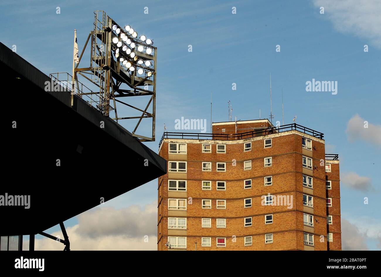 Ein allgemeiner Blick auf die Flutlichtanlage und den nahe gelegenen Apartmentblock im Upton Park Stockfoto
