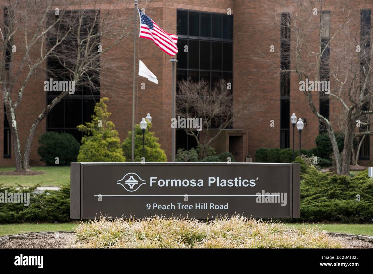Ein Logo außerhalb einer Einrichtung, die am 23. März 2020 von Formosa Plastics in Livingston, New Jersey, besetzt wurde. Stockfoto