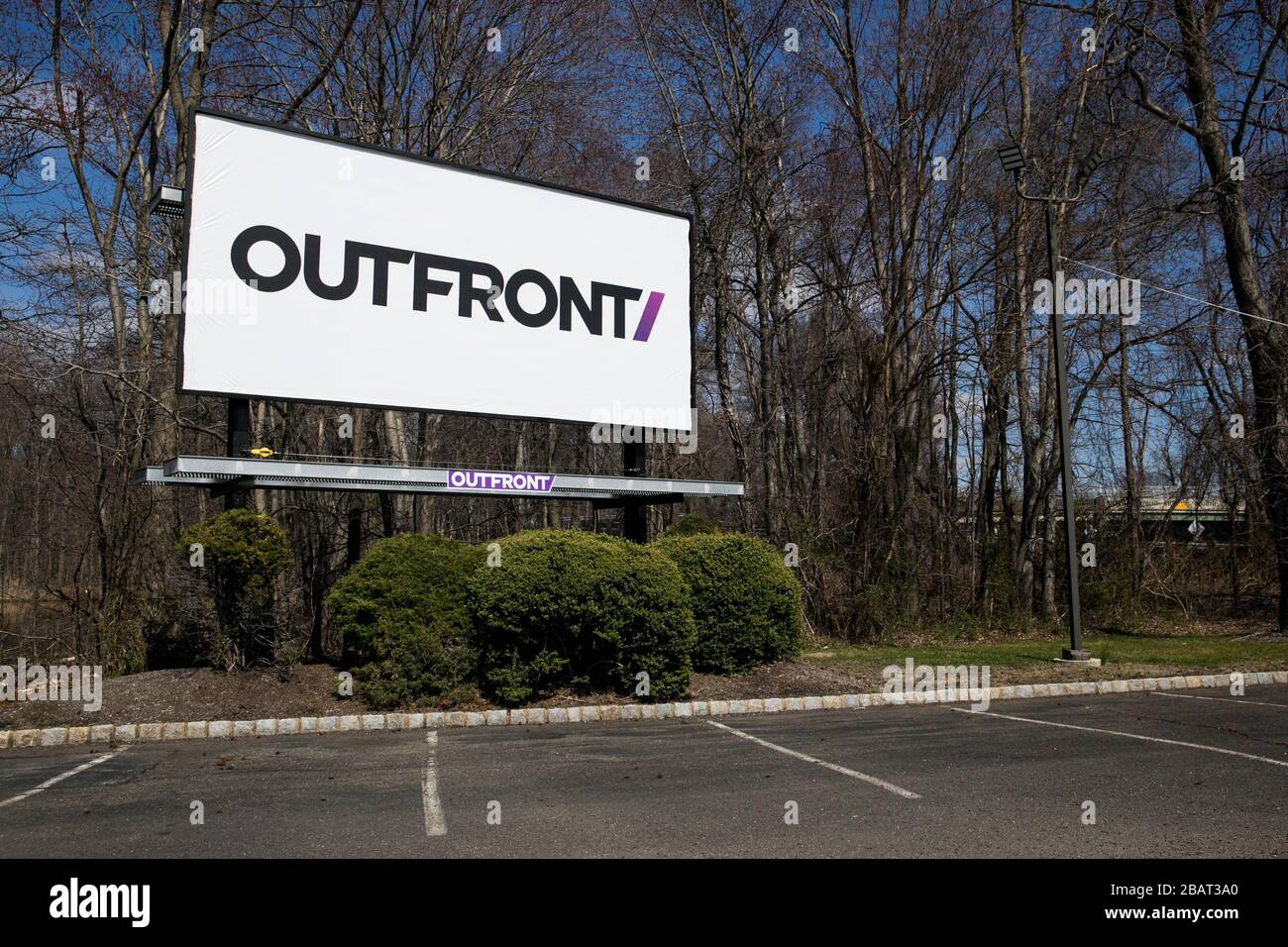 Eine Plakatwand mit dem Outfront Media-Logo in Fairfield, New Jersey, am 23. März 2020. Stockfoto