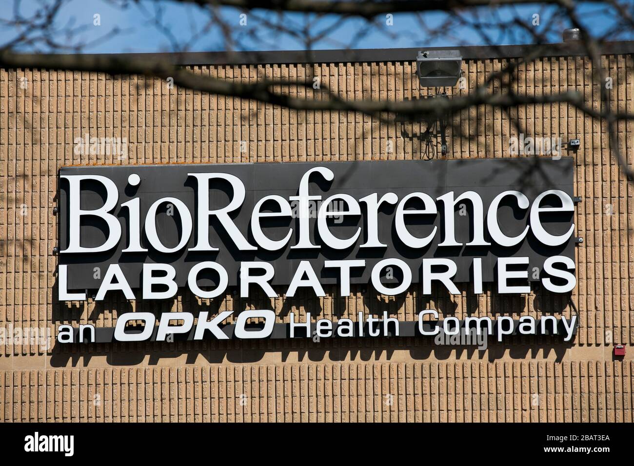 Ein Logo außerhalb einer Einrichtung, die von den BioReference Laboratories in Elmwood Park, New Jersey, am 23. März 2020 besetzt wurde. Stockfoto
