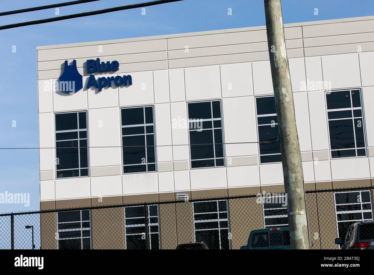 Ein Logo vor einer Einrichtung, die mit Blue Apron in Linden, New Jersey, am 23. März 2020 besetzt ist. Stockfoto