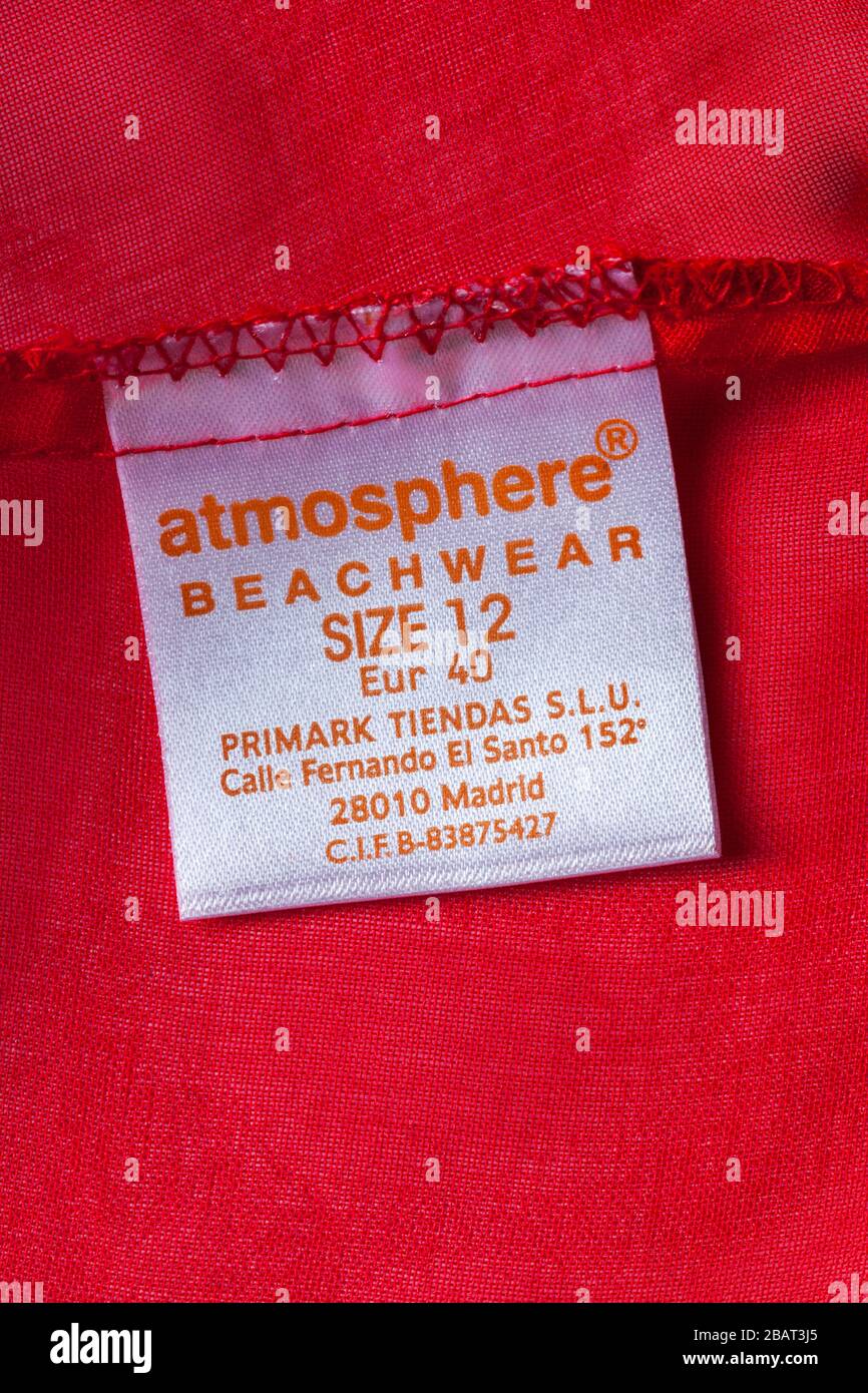 Label in roter Atmosphäre Strandkleidung aus Primark Größe 12 Stockfoto