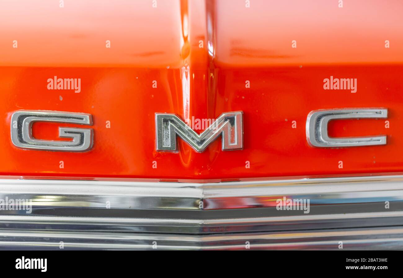 GMC-Moniker auf der orangefarbenen Haube eines 1970 GMC-Pickup-Trucks Stockfoto