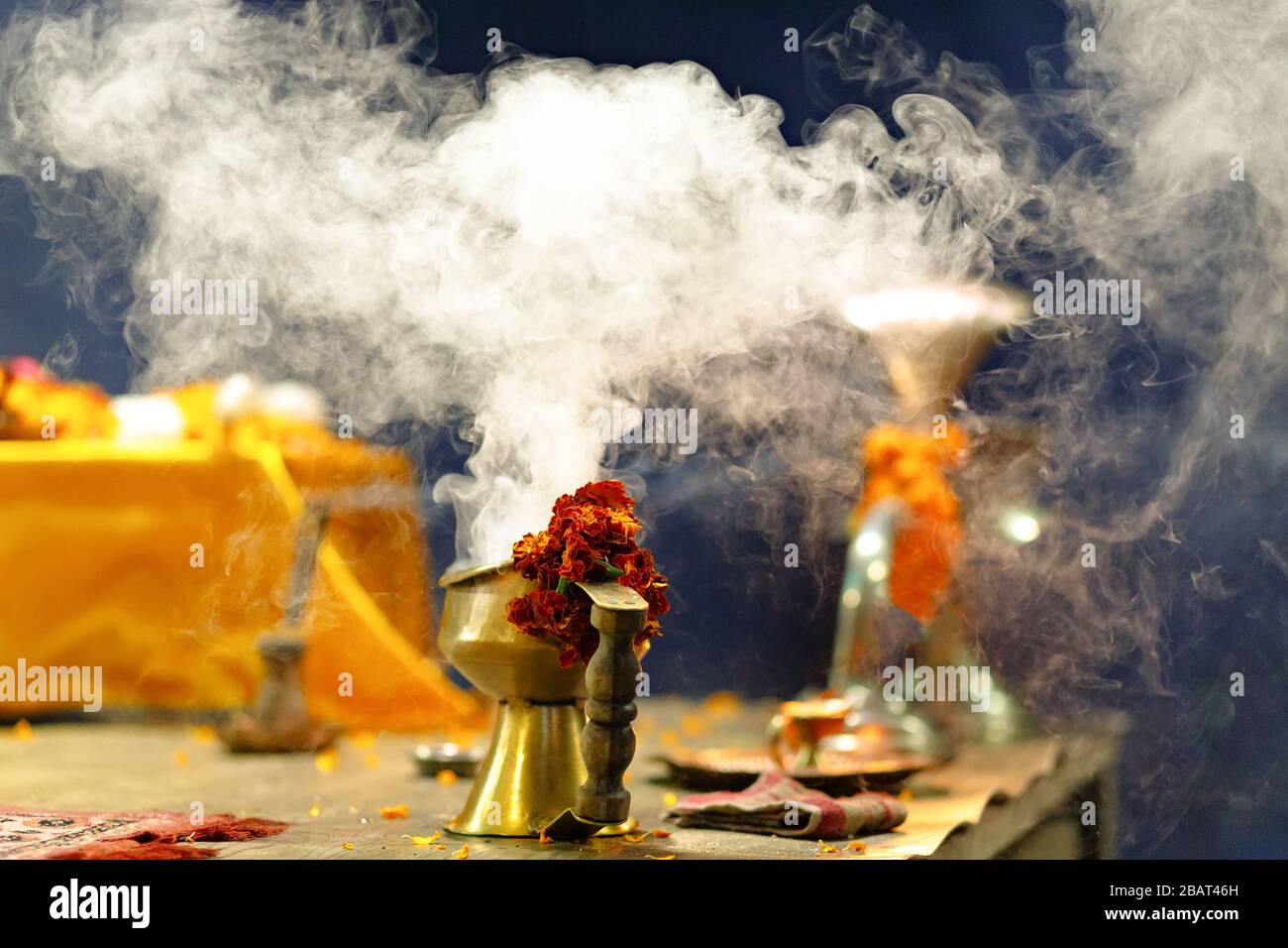 Räucherstäbchen und Blumen des französischen Marigold für die Ganga-Aarti-Zeremonie in Varanasi, Indien Stockfoto