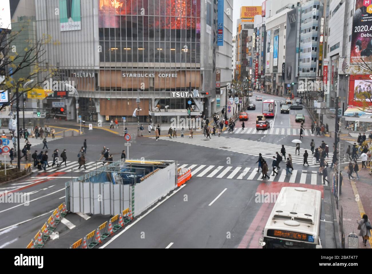 Tokio, Japan. März 2020. Fußgänger, die Gesichtsmasken tragen, passieren am Sonntag, 29. März 2020 eine Gerangel im Einkaufsviertel Shibuya in Tokio, Japan. Straßen in normalerweise belebten Tokioter Gegenden wie dem Shibuya-, Shinjuku- und dem Ginza-Einkaufsviertel sind leicht bevölkert. Foto von Keizo Mori/UPI Credit: UPI/Alamy Live News Stockfoto