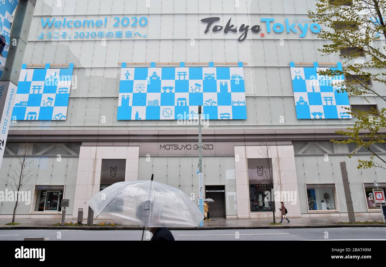 Tokio, Japan. März 2020. Fußgänger, die Gesichtsmasken tragen, gehen am Sonntag, 29. März 2020 im Einkaufsviertel Ginza in Tokio, Japan. Straßen in normalerweise belebten Tokioter Gegenden wie dem Shibuya-, Shinjuku- und dem Ginza-Einkaufsviertel sind unfrequent bevölkert. Foto von Keizo Mori/UPI Credit: UPI/Alamy Live News Stockfoto