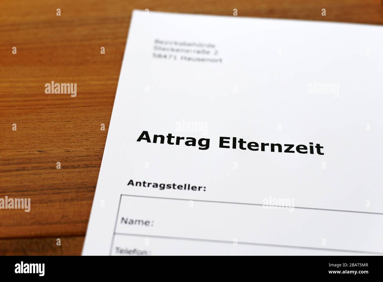 Ein Blatt Papier mit den deutschen Wörtern "Antrag Elternzeit" - Übersetzung auf englisch: Antrag auf Elternurlaub. Stockfoto