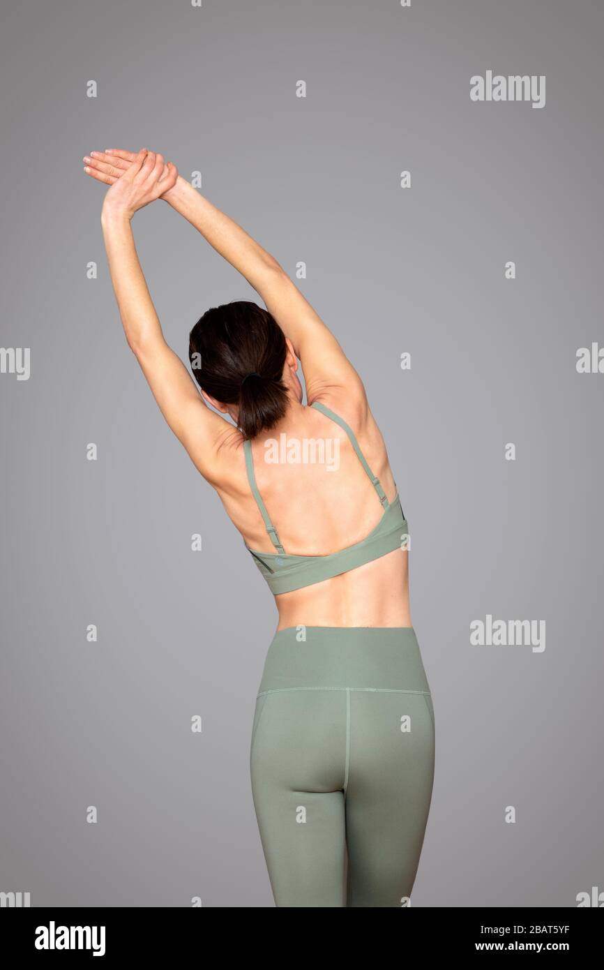 Rückansicht einer sportlichen Frau Strecken, Aufwärmübungen, Kopieraum. Stockfoto