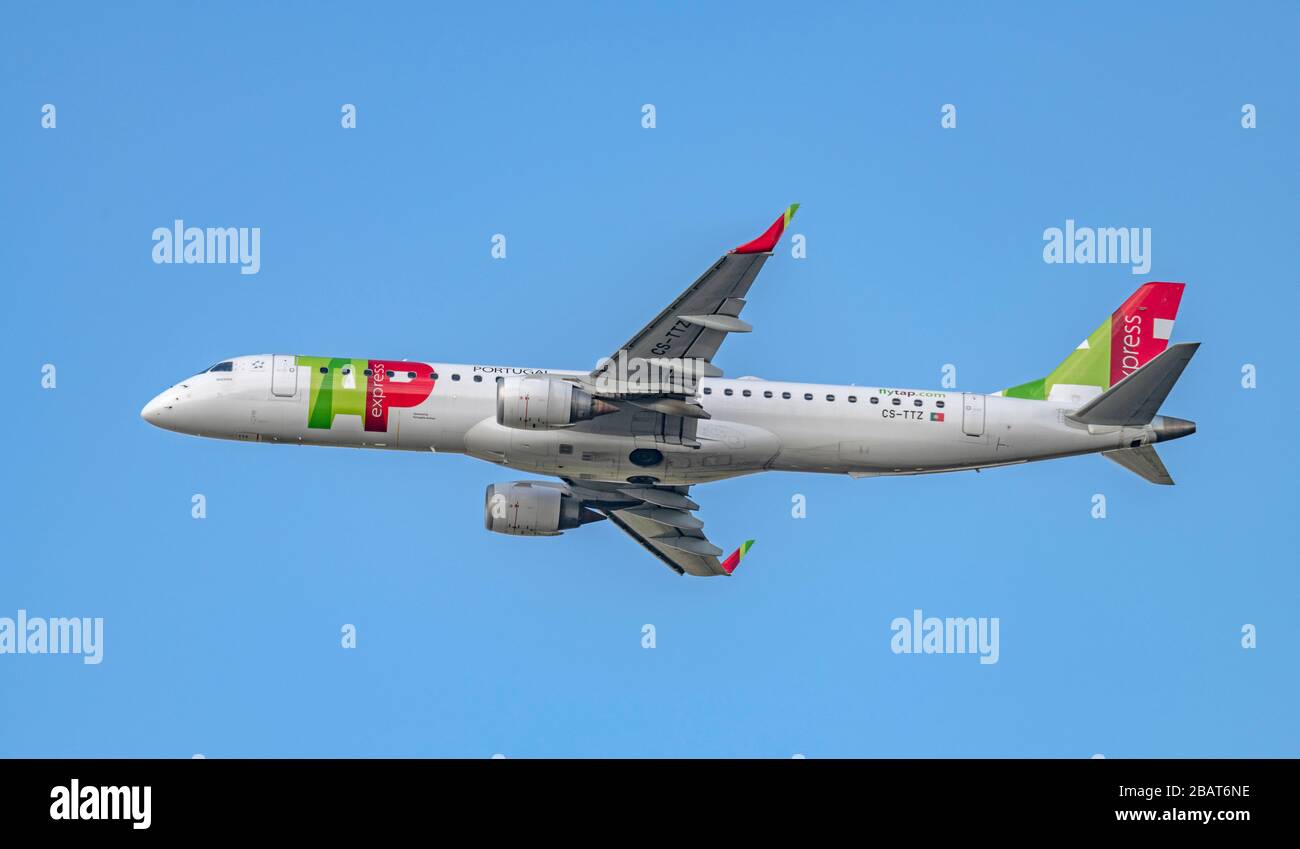 Portugese Airlines, Embraer TAP Express E195 AR, CS-TTZ, Abfahrt vom Flughafen Manchester Stockfoto