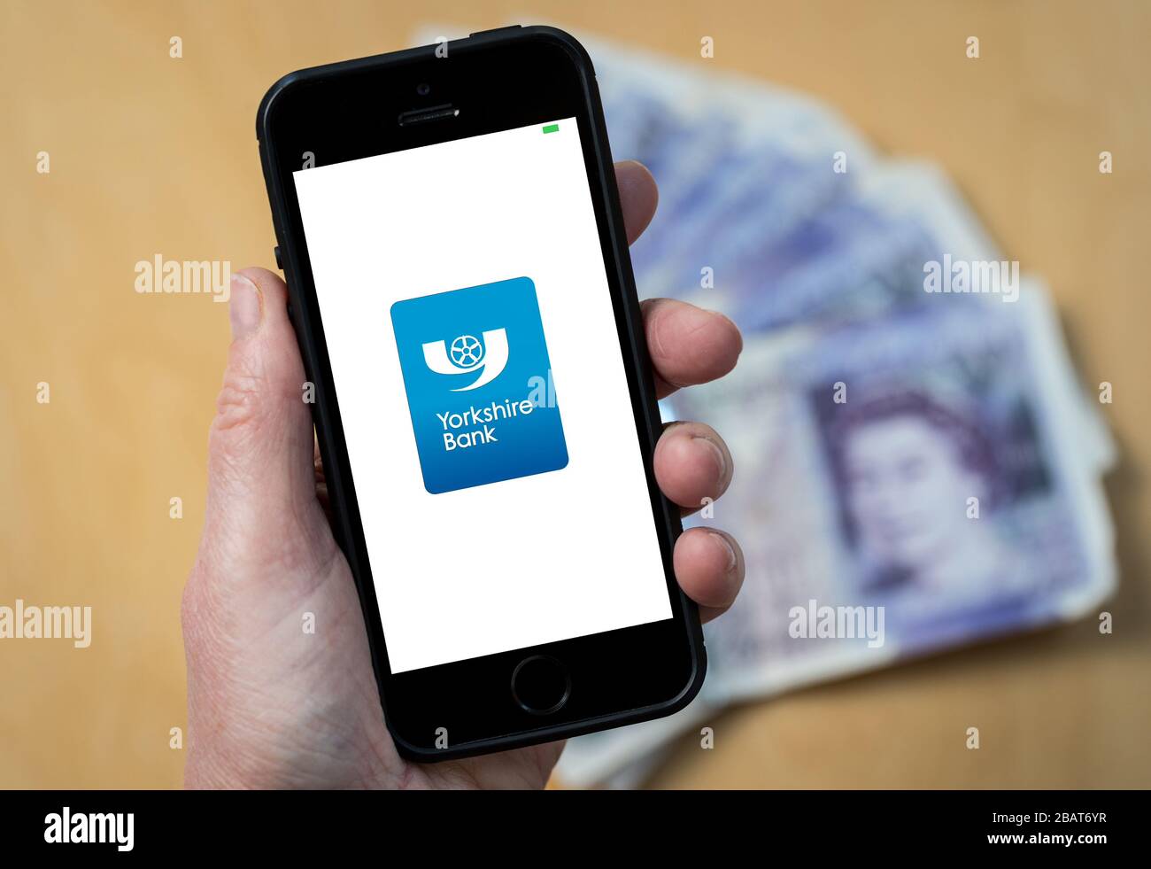 Eine Frau, die die Yorkshire Bank App auf einem Mobiltelefon verwendet. (Nur Redaktionelle Verwendung) Stockfoto