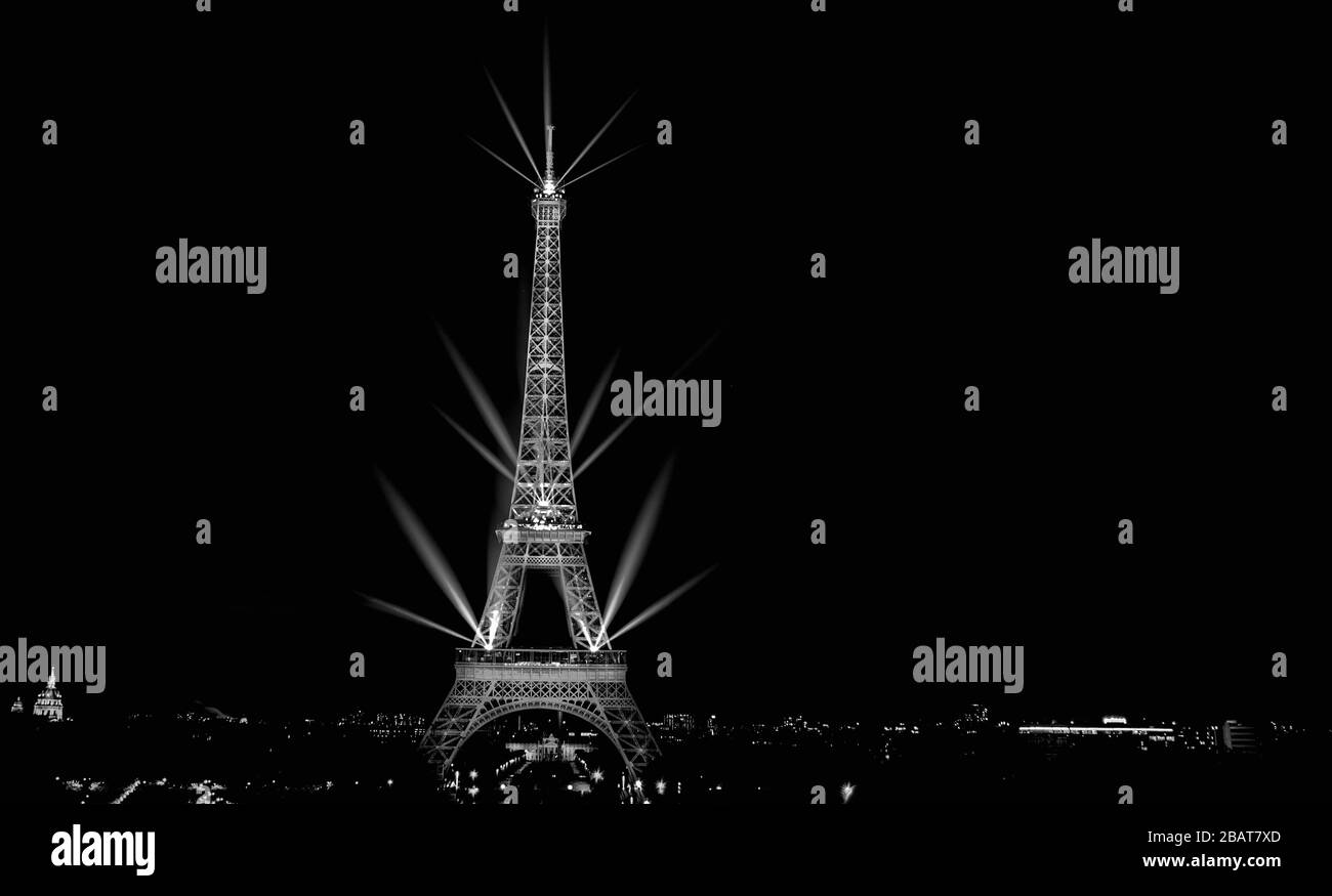 Eiffelturm nachts in Paris, Frankreich beleuchtet Stockfoto