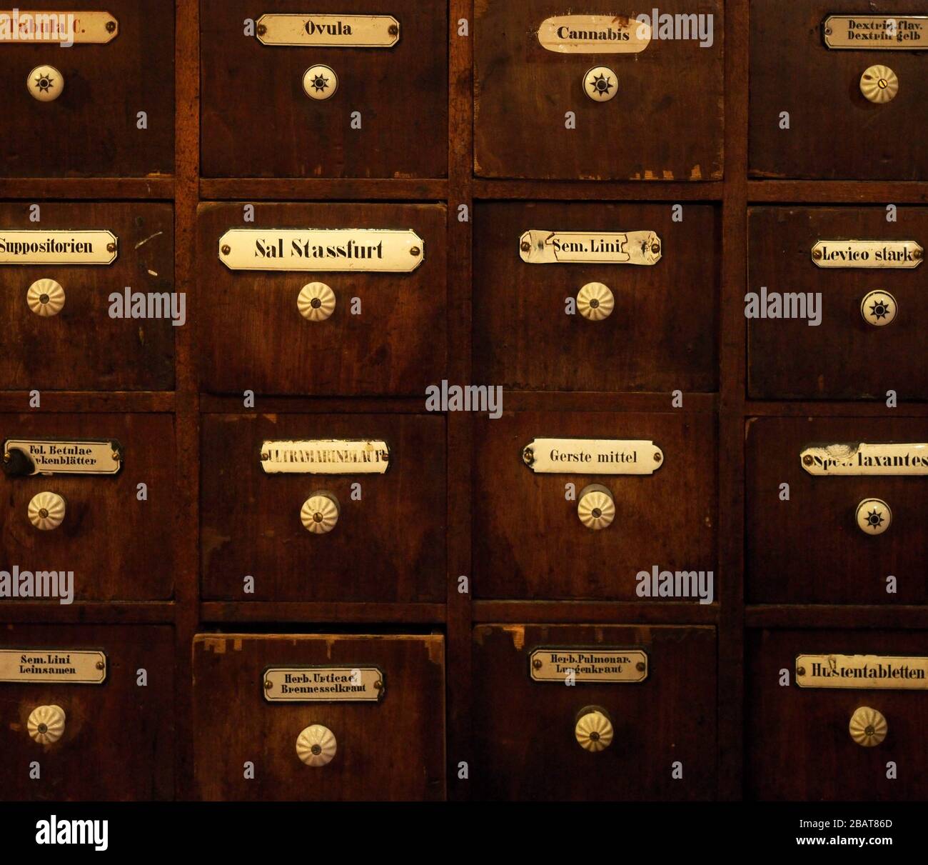 Apothecary Cabinet Stockfotos Und Bilder Kaufen Alamy