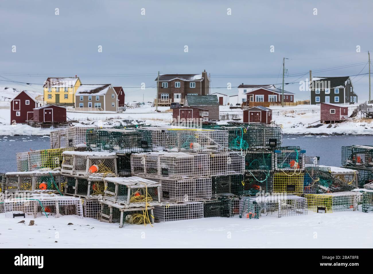 Hummertöpfe, -Stufen und -Häuser entlang des Tilting Harbor im historischen Fischerdorf Tilting auf Fogo Island in Neufundland, Kanada Stockfoto