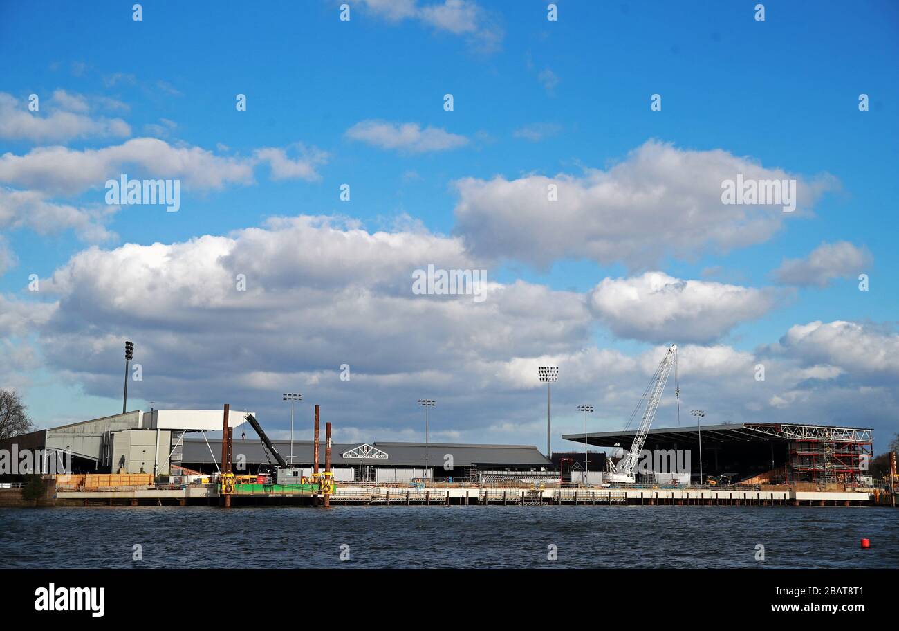 Allgemeine Ansicht von Craven Cottage, dem Sitz des Fulham Football Club, wo die Bauarbeiten wegen der Ausbreitung des Coronavirus gestoppt wurden. Stockfoto