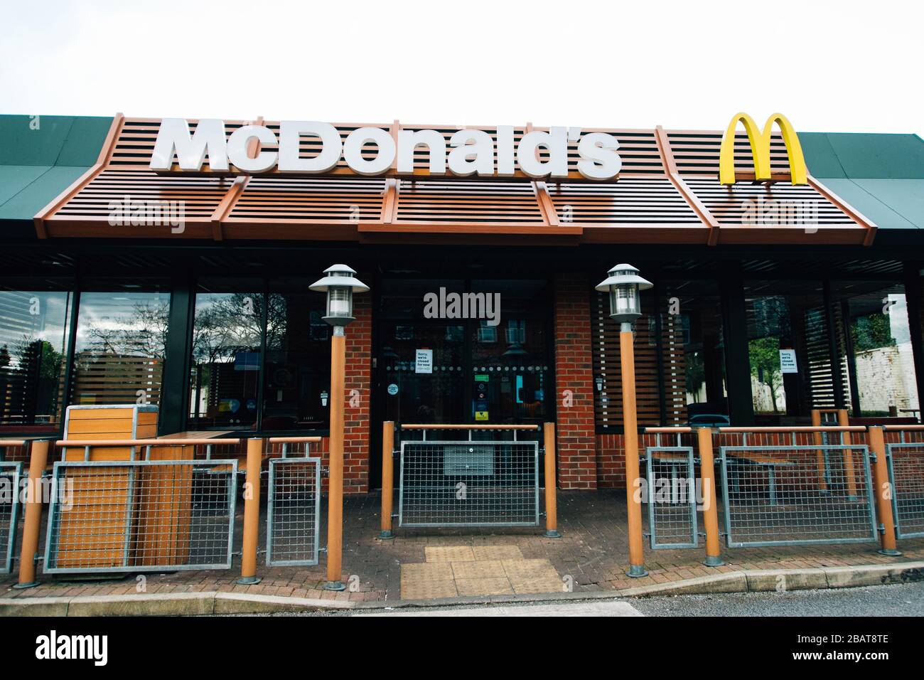 Leeres abgeschlossenes McDonalds Restaurant. Coronavirus Covid19 lockdown UK 2020 Stockfoto