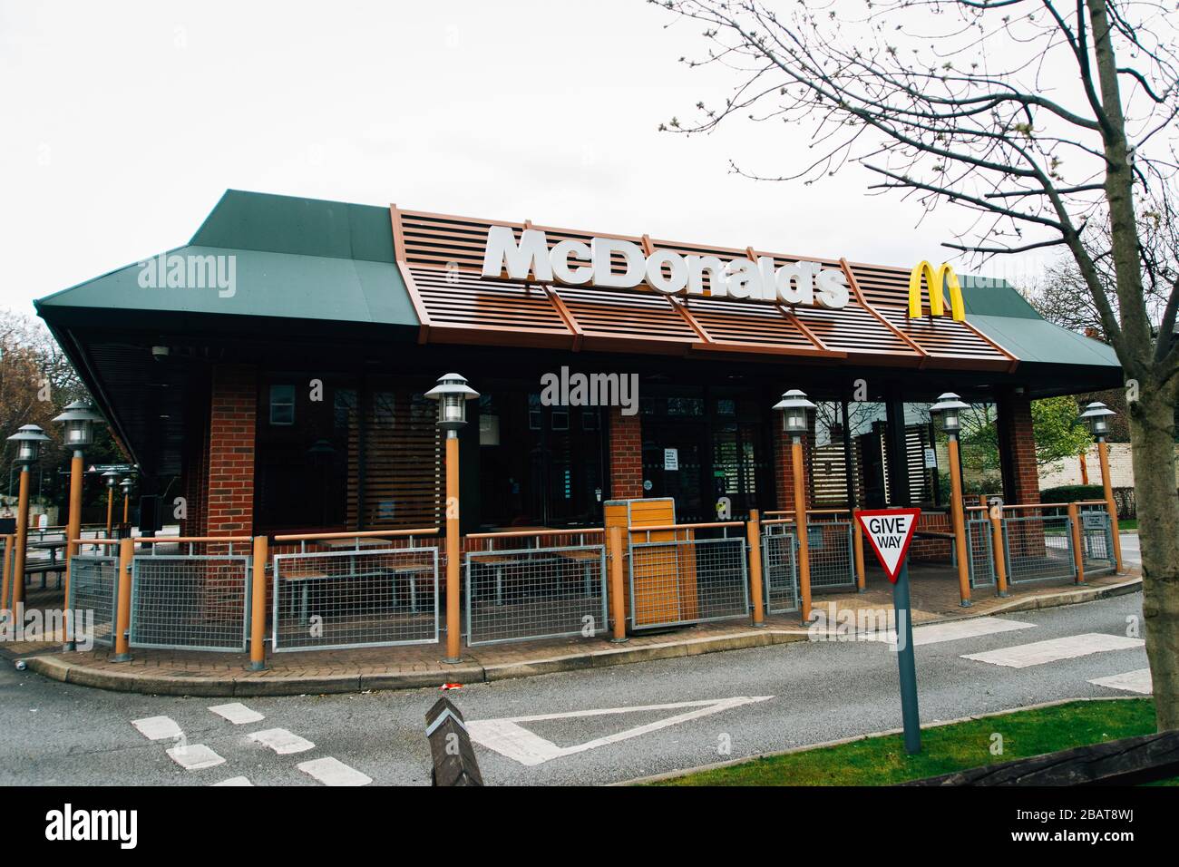 Leeres, geschlossenes McDonalds-Restaurant wegen der Schließung des Coronavirus Covid19 in Großbritannien 2020. Quarantäne. Wiedereröffnung für Durchfahrt zum Mitnehmen Stockfoto