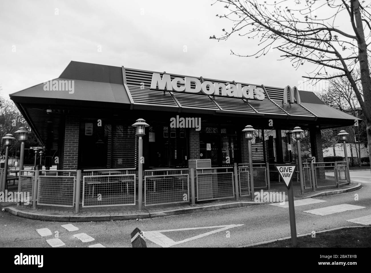 Leeres abgeschlossenes McDonalds Restaurant. Coronavirus Covid19 lockdown UK 2020 Stockfoto