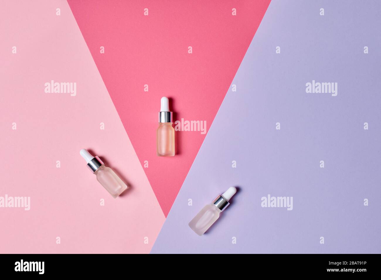 Draufsicht auf Baumflasche Anti-Aging-Serumöl mit Pipette Stockfoto