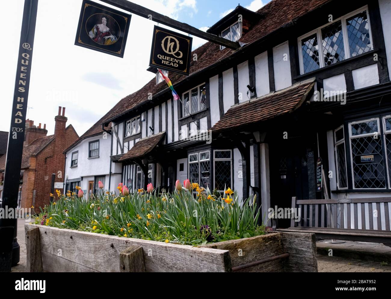 Historisches Pub aus Fachwerk, Tudor genannt The Queen's Head, in Pinner High Street, Pinner Village, Middlesex, im Nordwesten Londons, Großbritannien. Stockfoto