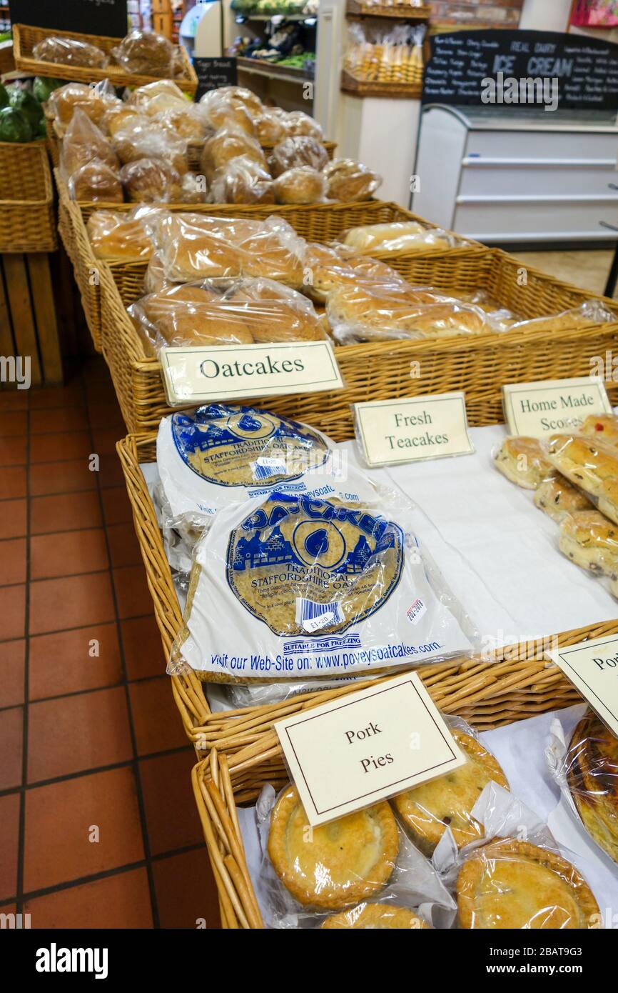 Ein Päckchen North Staffordshire Haferkuchen, eine regionale Delikatesse, in einem Bauernladen, Stoke-on-Trent, Staffordshire, England, Großbritannien Stockfoto