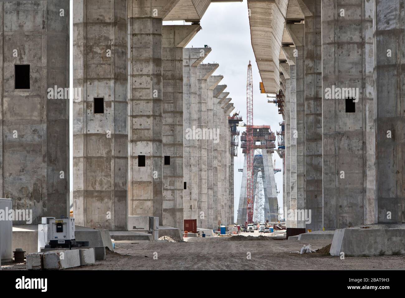 Abgewinkelte und gerade Stützsäulen, New Corpus Christi Harbour Bridge Construction, Corpus Christi, TX Stockfoto