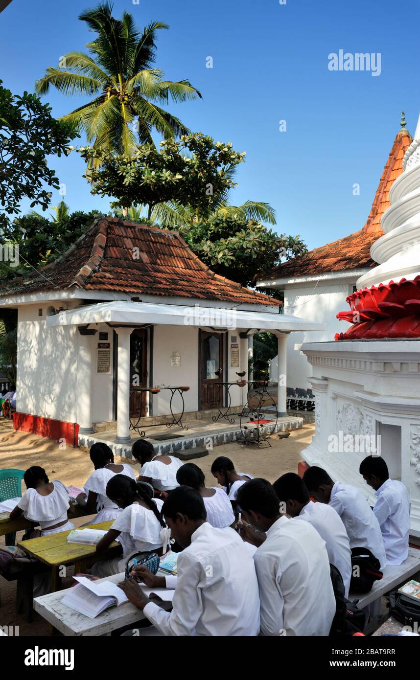 Sri Lanka, Mirissa, Dhammikagiri Viharaya buddhistischer Tempel, sonntagsbuddhismusschule Stockfoto