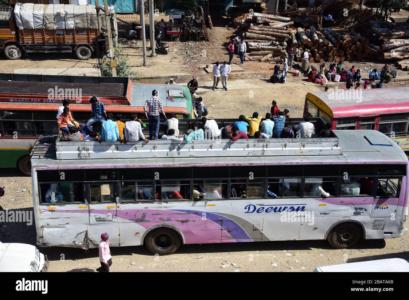 Wanderarbeiter, die während der landesweiten Sperre auf einen Bus am Busbahnhof Anand vihar warteten.die indische Regierung verhängte eine landesweite Sperre von 21 Tagen als präventive Maßnahme gegen die Corona-Virus-Pandemie. Stockfoto